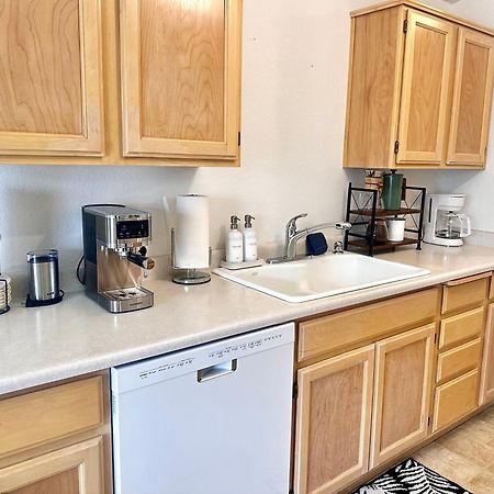 Hot Tub! King Bed-Firepitt-Near Airport& Freeway Villa Medford Exterior photo
