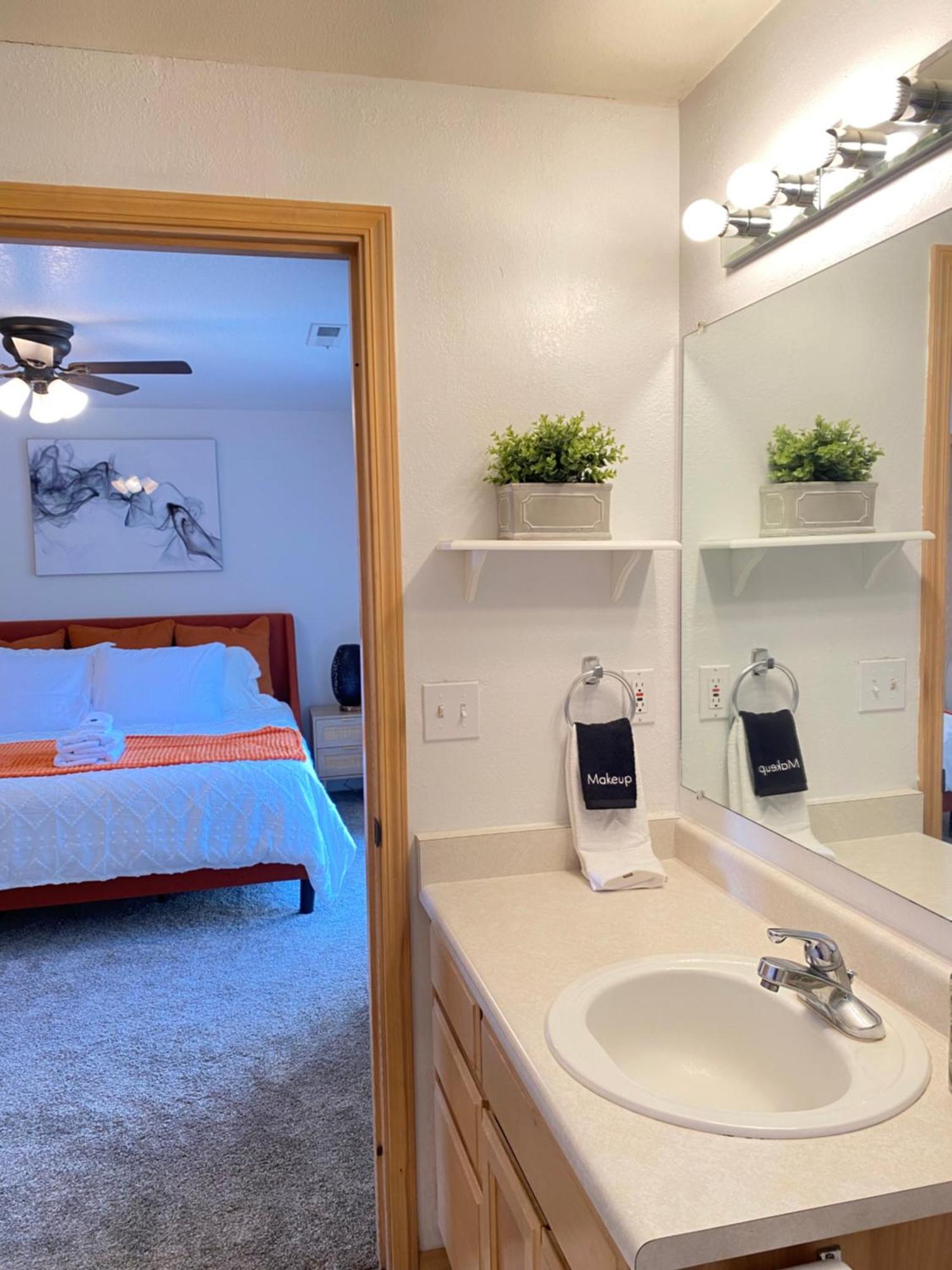 Hot Tub! King Bed-Firepitt-Near Airport& Freeway Villa Medford Exterior photo