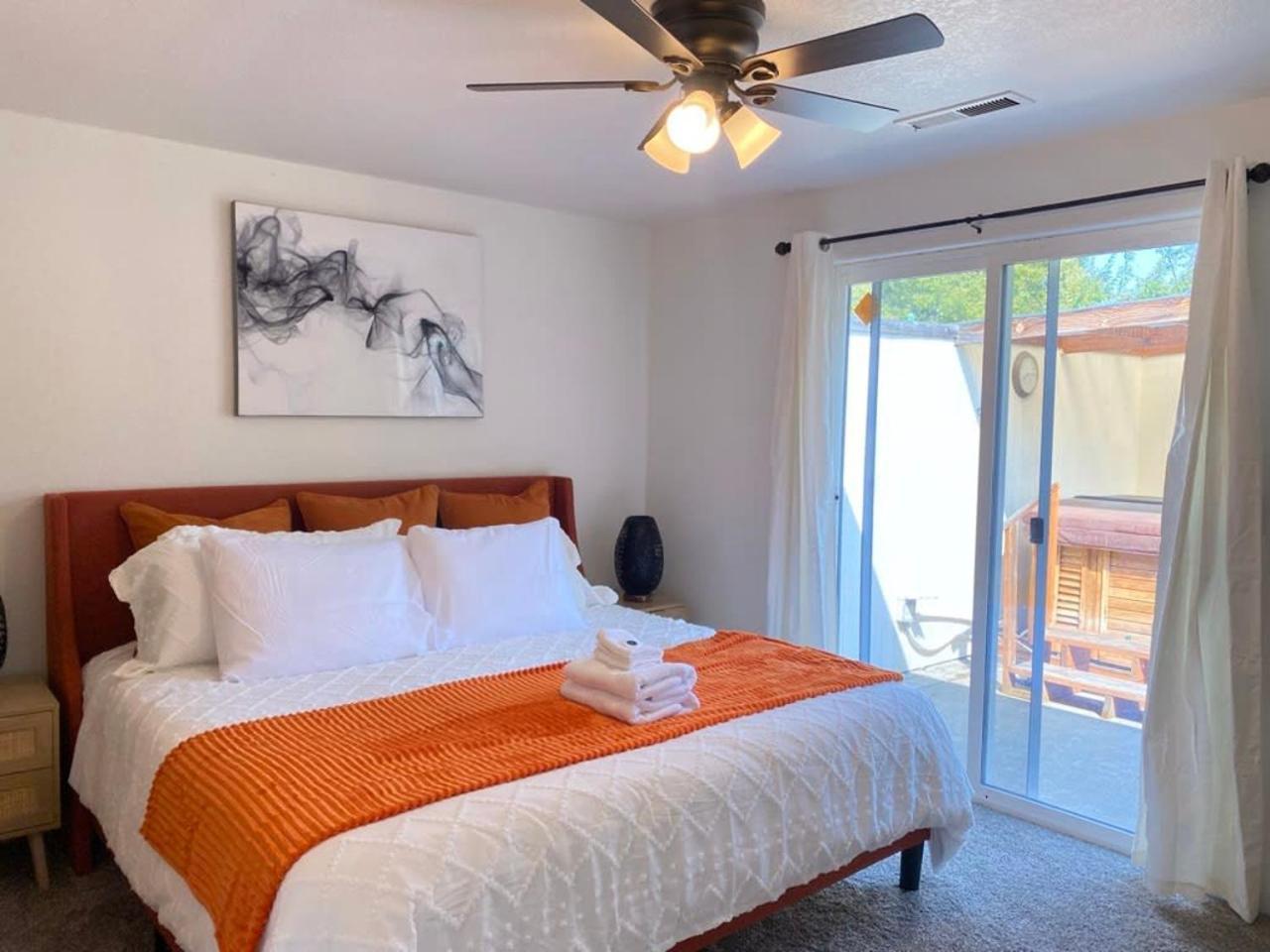Hot Tub! King Bed-Firepitt-Near Airport& Freeway Villa Medford Exterior photo