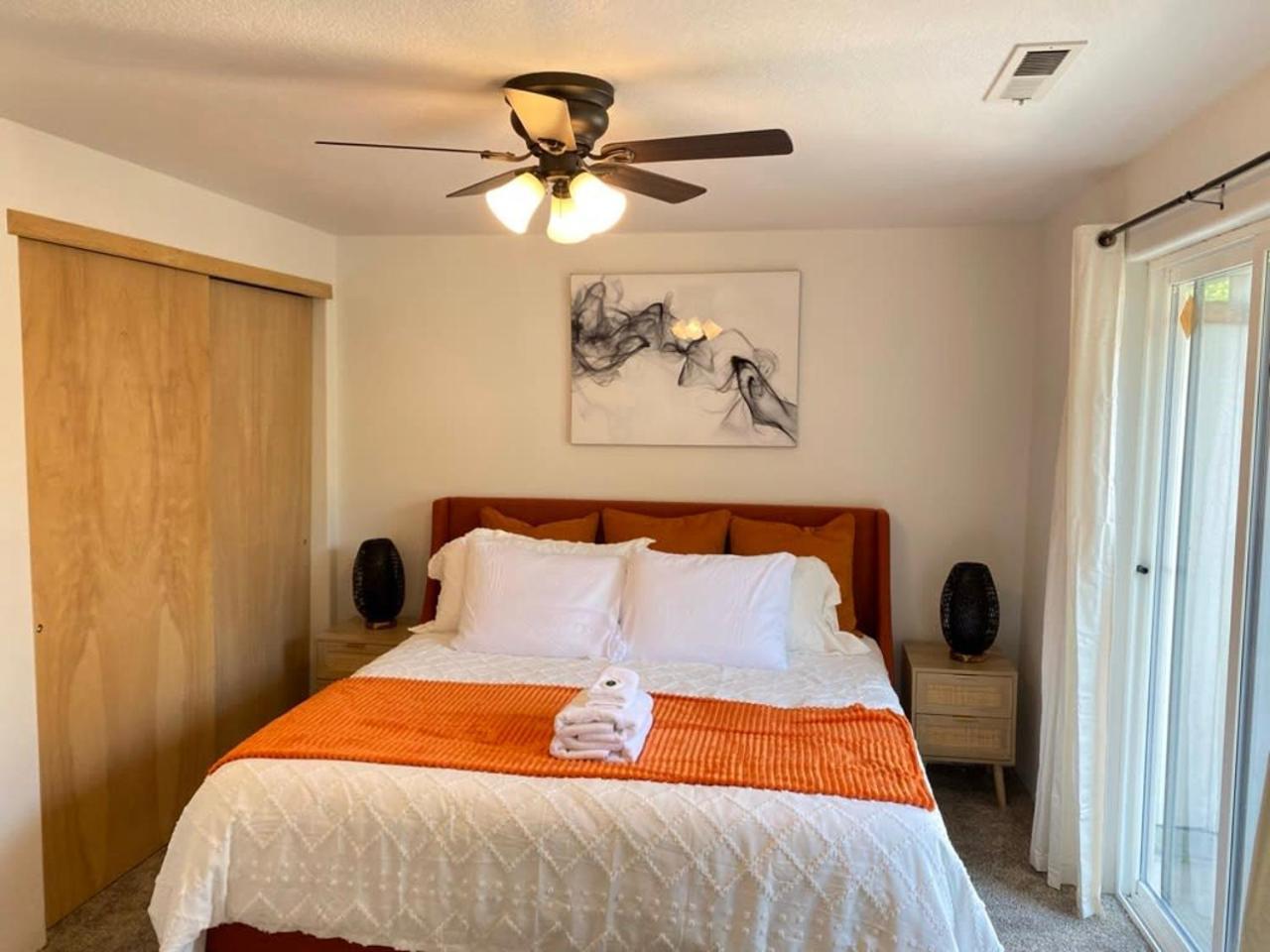 Hot Tub! King Bed-Firepitt-Near Airport& Freeway Villa Medford Exterior photo