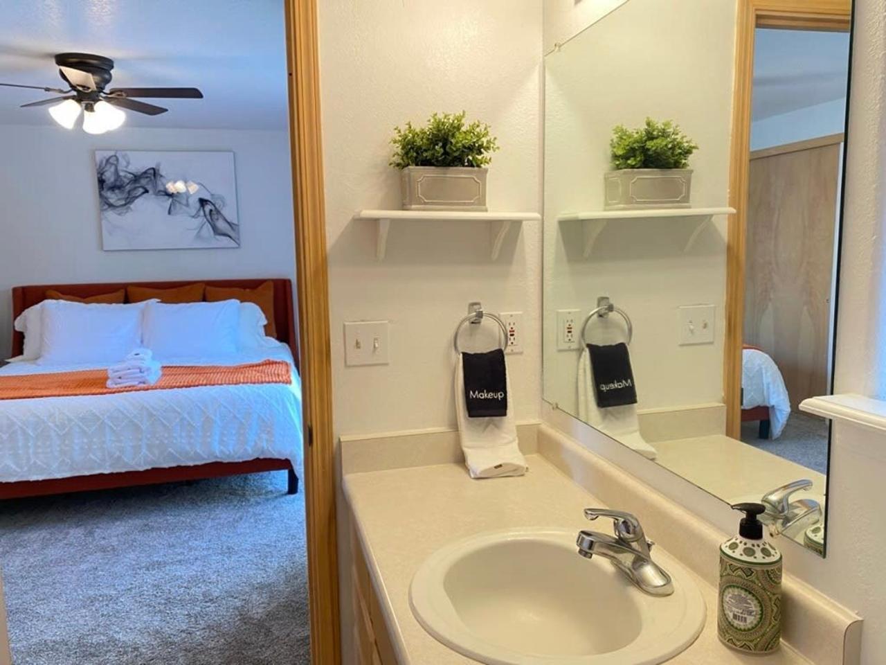 Hot Tub! King Bed-Firepitt-Near Airport& Freeway Villa Medford Exterior photo