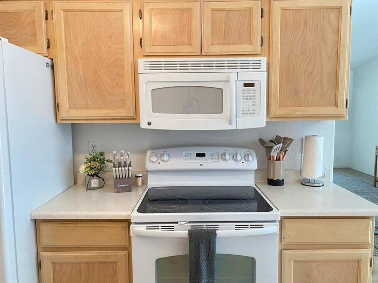 Hot Tub! King Bed-Firepitt-Near Airport& Freeway Villa Medford Exterior photo