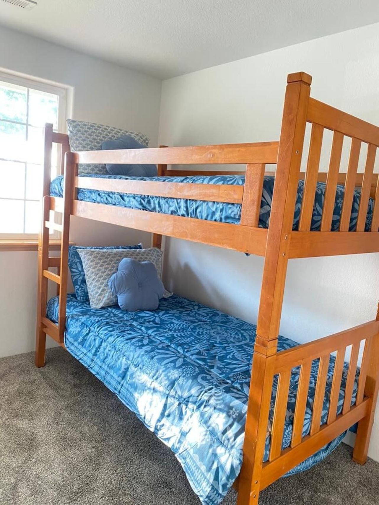 Hot Tub! King Bed-Firepitt-Near Airport& Freeway Villa Medford Exterior photo