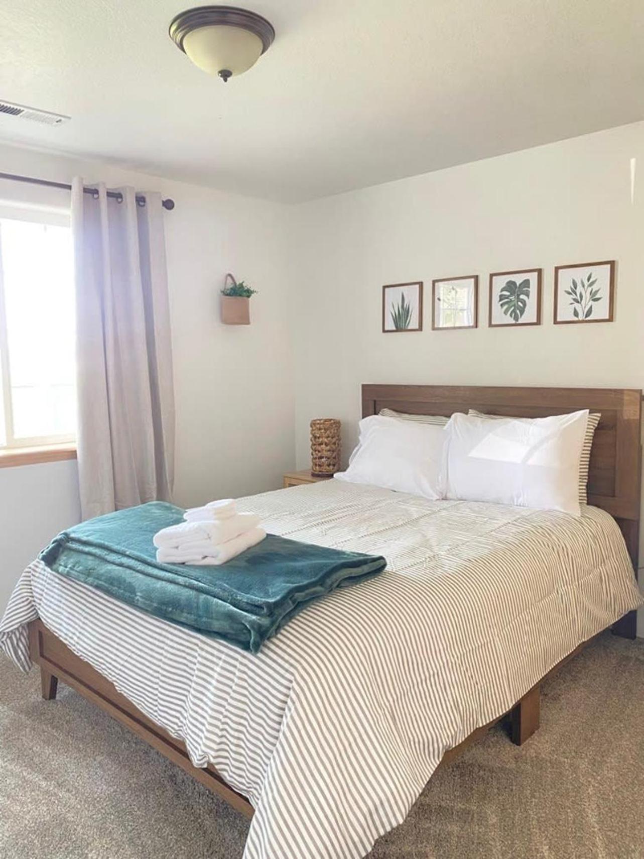 Hot Tub! King Bed-Firepitt-Near Airport& Freeway Villa Medford Exterior photo