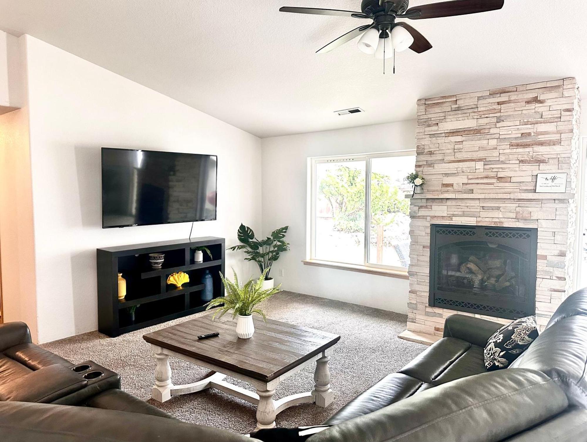 Hot Tub! King Bed-Firepitt-Near Airport& Freeway Villa Medford Exterior photo